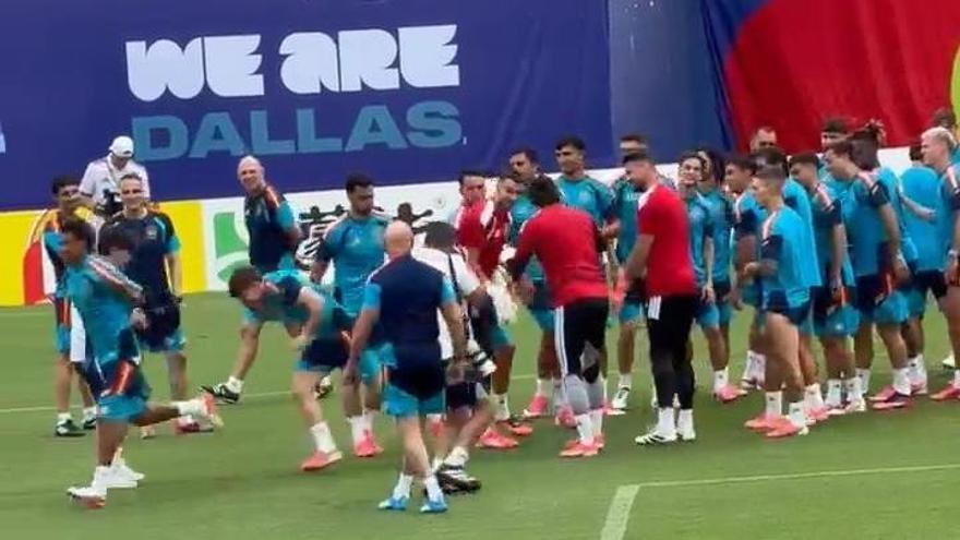 Pasillo de collejas para Lamine y Victor Muñoz por su cumpleaños