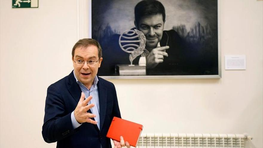 Un retrato de Javier Sierra preside la Biblioteca de Teruel