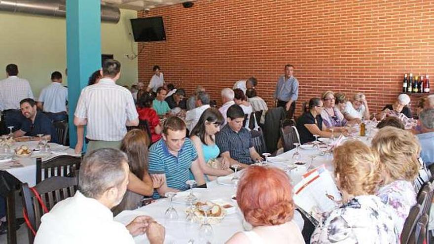 Un momento de la reunión con miembros de asociaciones.