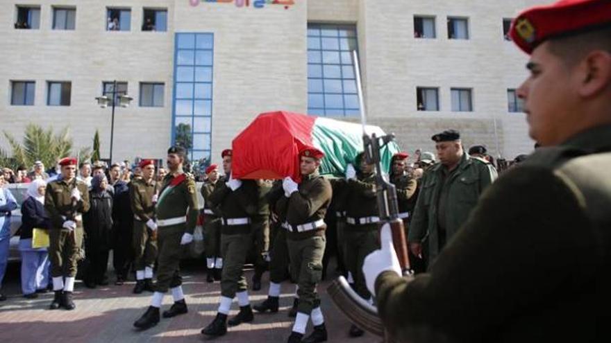 Multitudinaria despedida al ministro palestino muerto en un enfrentamiento con soldados israelís