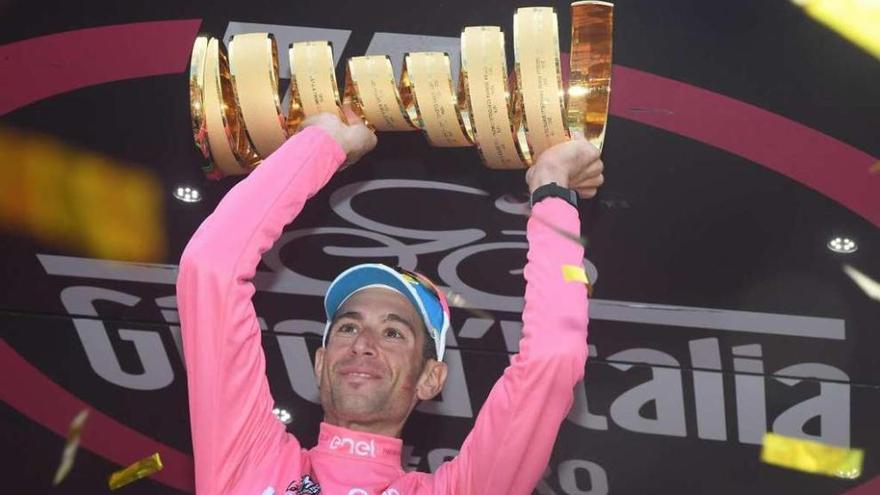 Nibali sostiene el trofeo de campeón ayer en Turín.