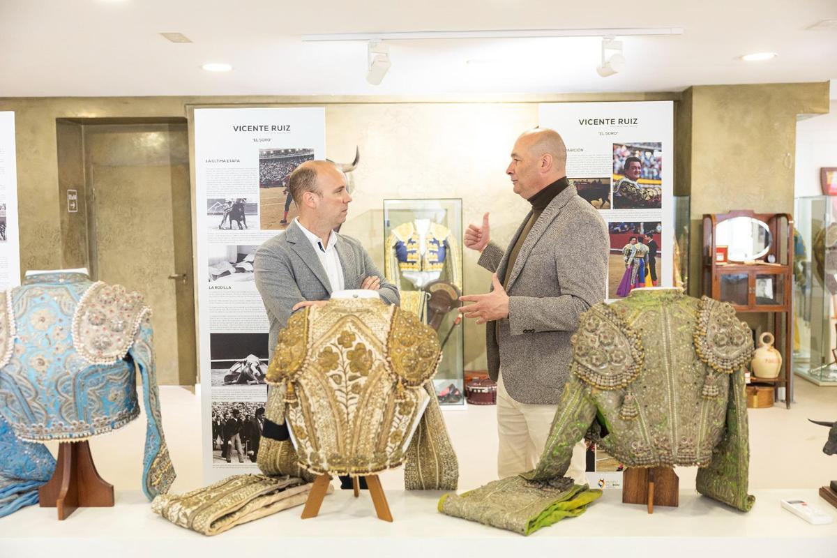 Galería de fotos de la visita del director general de Interior, Vicent Huet, al Museu del Bou de Burriana