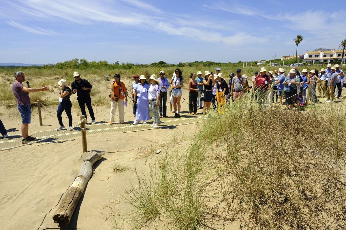Políticos de regiones de clima mediterráneo, en las dunas cercanas a Gola de Ter.