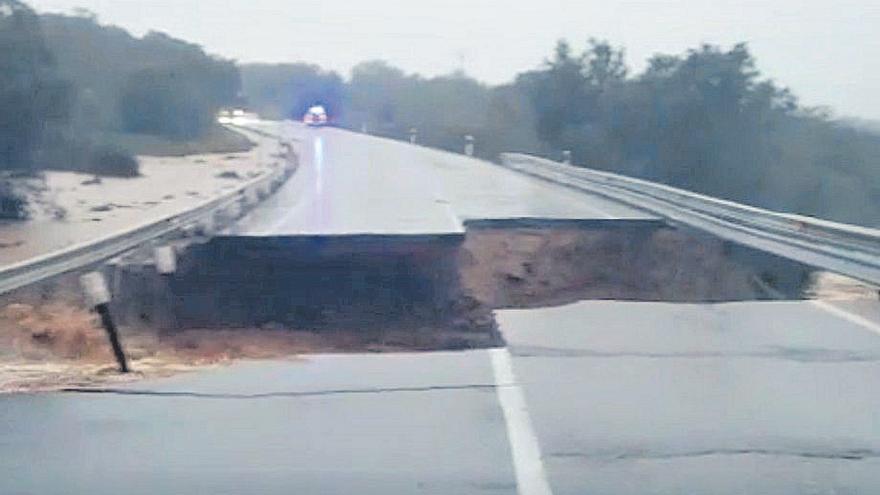 Socavón en la carretera Cáceres-Badajoz.