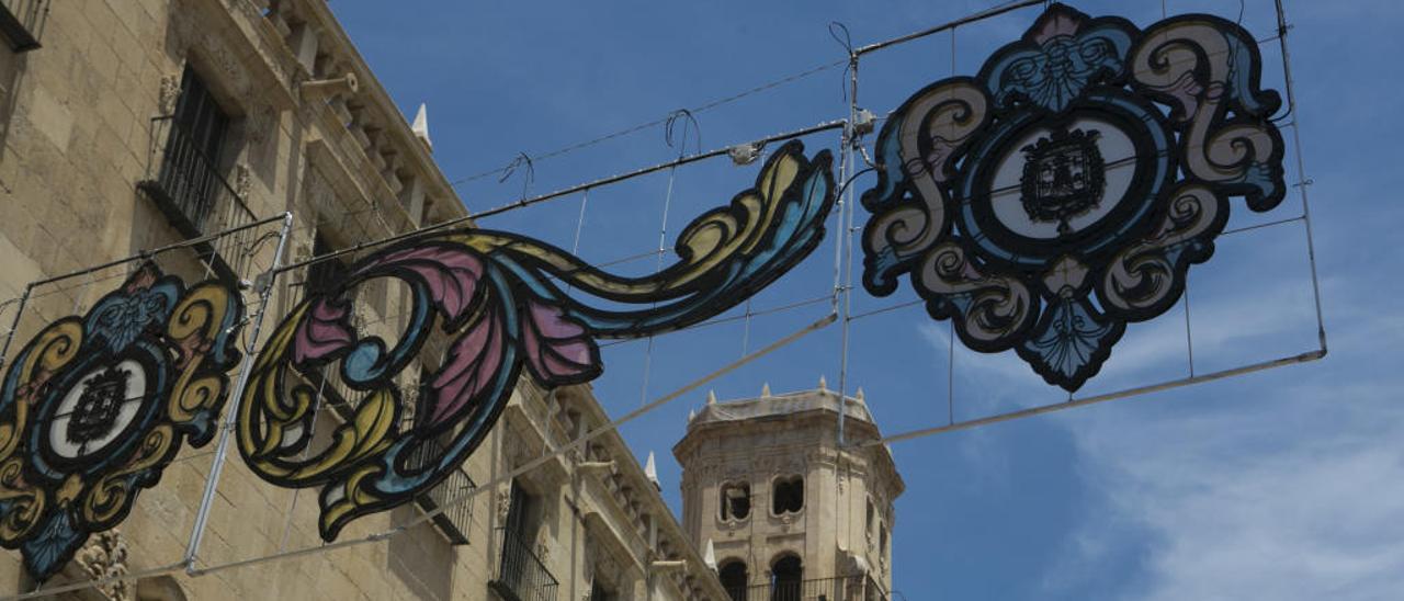 La decoración instalada en la Rambla de Méndez Núñez