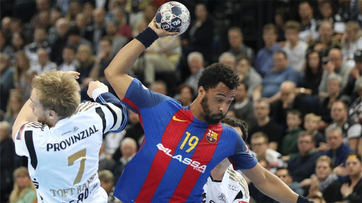 N'Guessan lanza frente a Toft Hansen, jugador del THW Kiel