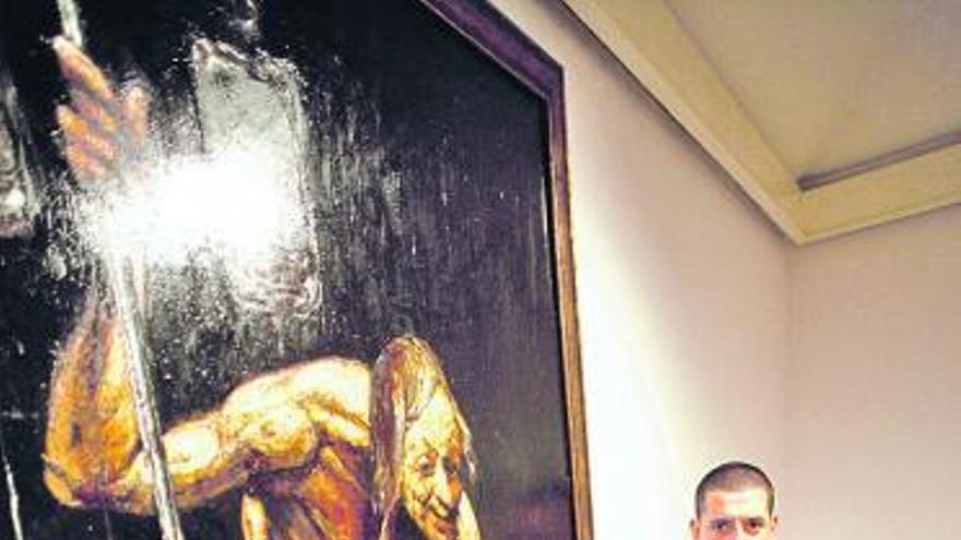 Pedro Neira Espolita, junto a su obra «La salud», en la sala Cajastur.