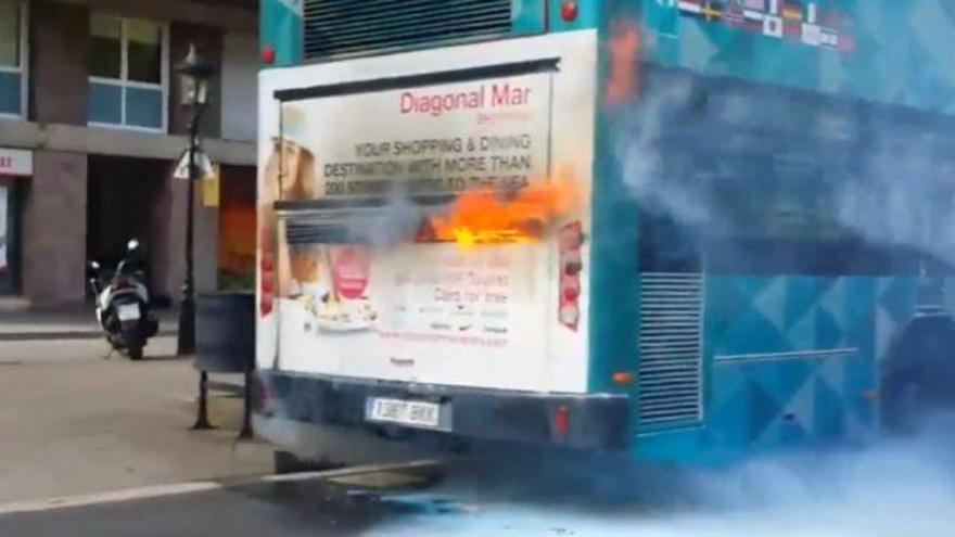 Arde un bus turístico en la Gran Via de Barcelona