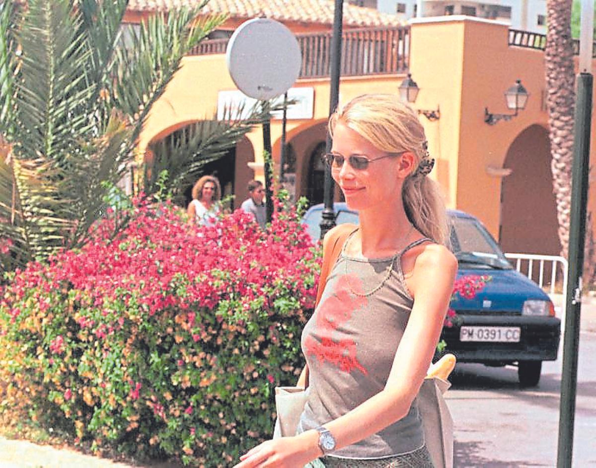 Claudia Schiffer, de paseo por el puerto.