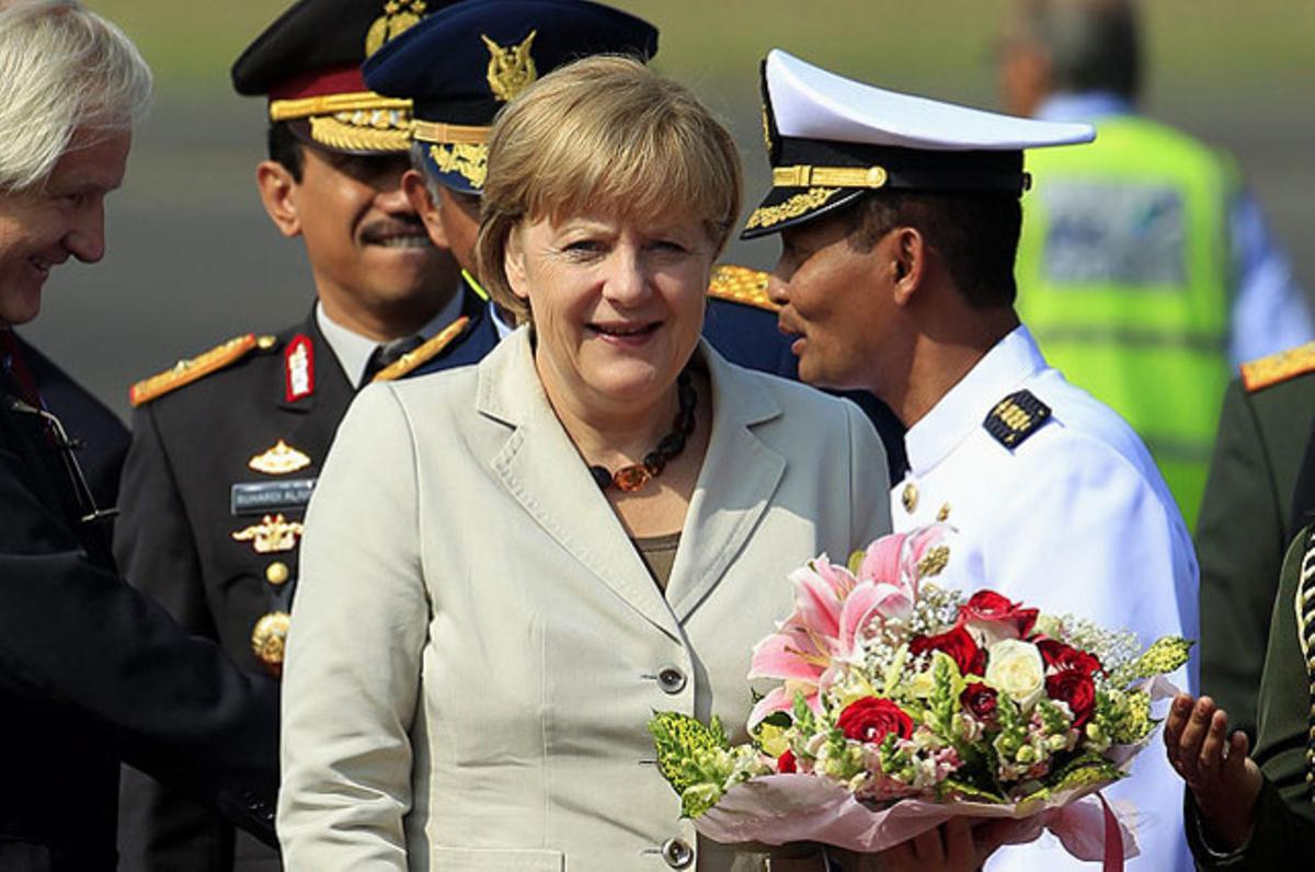 La cancellera alemanya, Angela Merkel, a l’arribar a Jakarta (Indonèsia), on busca incrementar les relacions comercials amb la principal economia de l’est asiàtic.