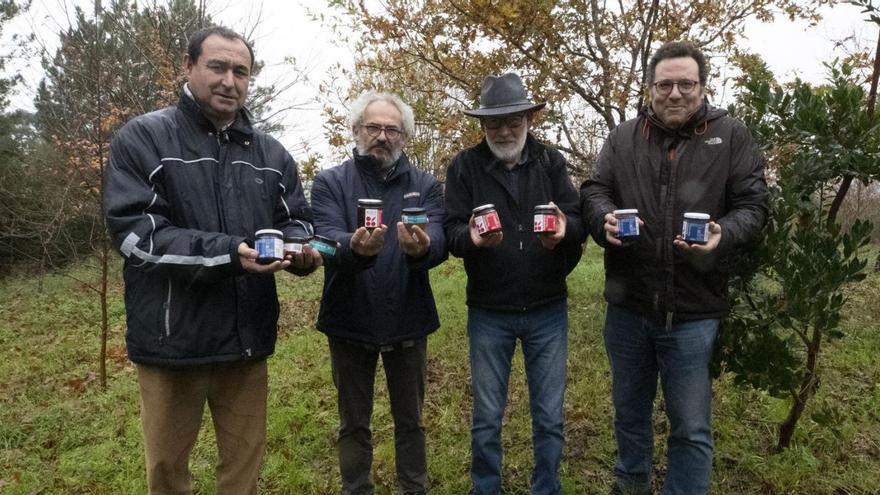 Xosé Antón Araúxo, Juan Carlos Vilariño, Antón García e José Cristos amosan os frascos de marmeladas e patés que recibirán os doantes do Bosque da Lingua.