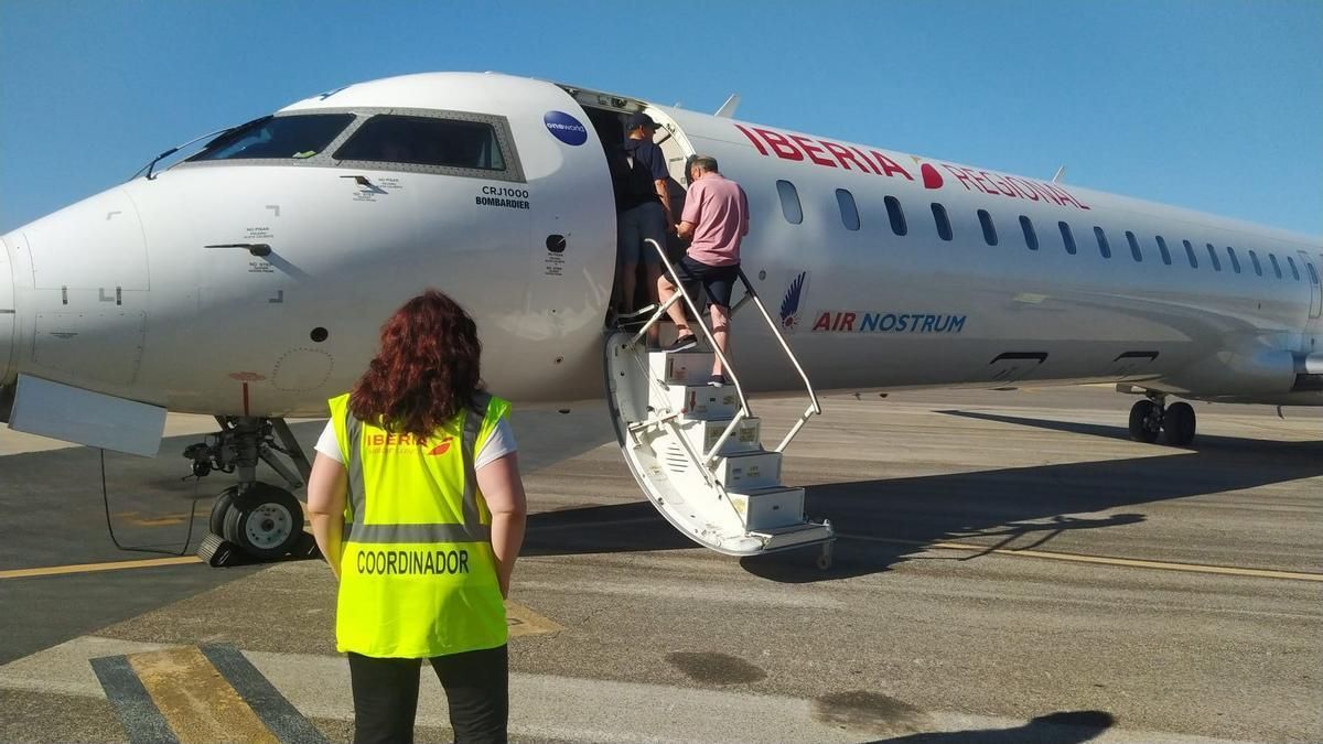 Foto de archivo. Pasajeros suben al avión en el aeropuerto de Badajoz.