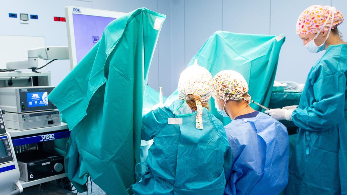 El equipo de cirujanos del Hospital Quirónsalud Palmaplanas durante una intervención mínimamente invasiva.