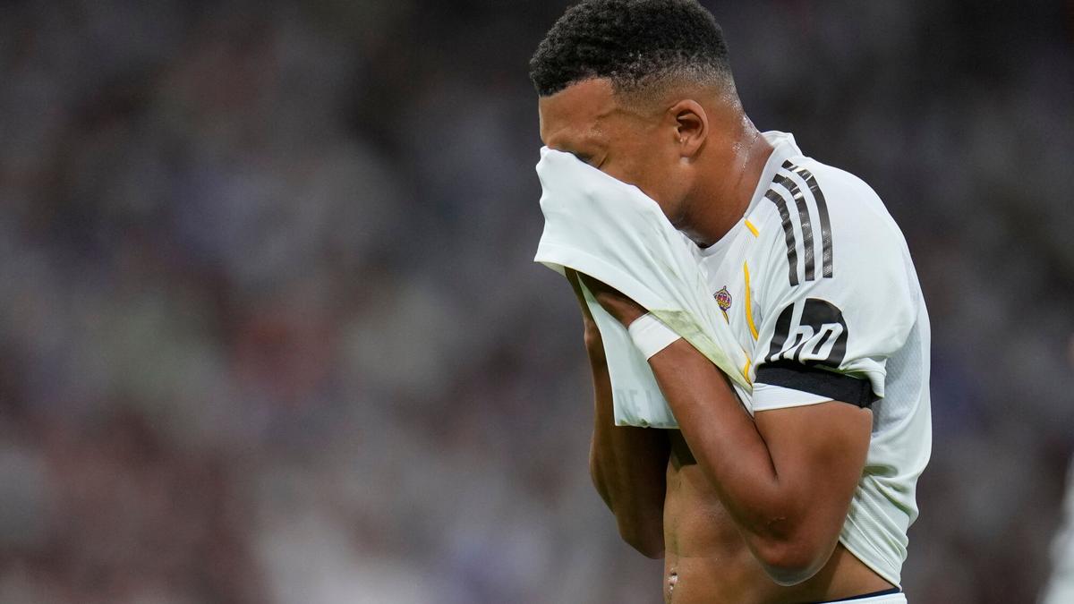 Real Madrid's Kylian Mbappe reacts during the Spanish La Liga soccer match between Real Madrid and Villarreal at the Santiago Bernabeu stadium in Madrid, Spain, Saturday, Oct. 4, 2025. (AP Photo/Manu Fernandez)