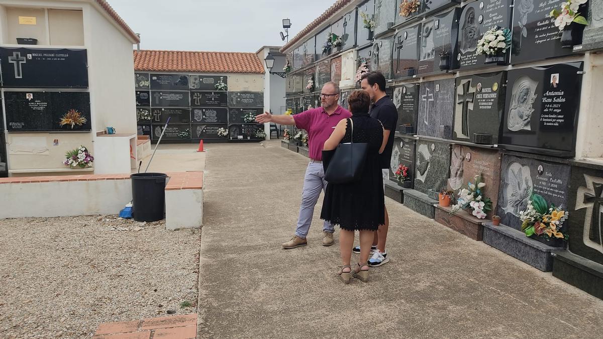 Mascarell habla con los técnicos municipales en el cementerio