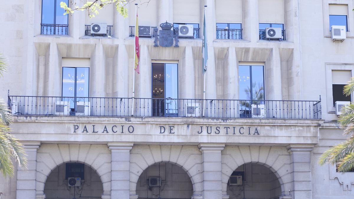 Archivo - Detalle de la fachada principal de la Audiencia Provincial de Sevilla.