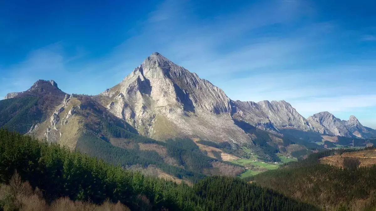 Una joya escondida en la Bizkaia más auténtica con necrópolis medieval incluida