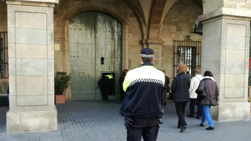 Imatge a les 11 del matí amb l&#039;Ajuntament de Manresa amb la porta gran tancada