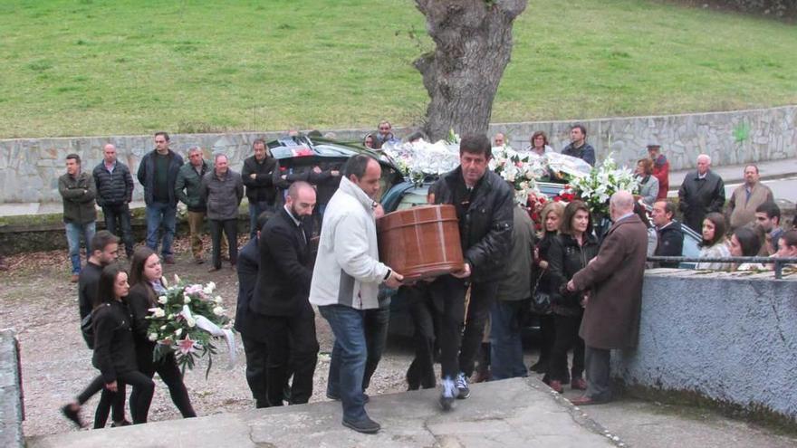 Los restos mortales de Pedrayes son introducidos a la iglesia ayer.