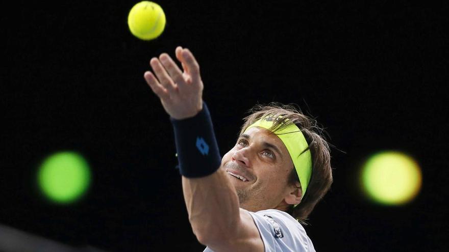 David Ferrer saca la bola ante Dimitrov en París.