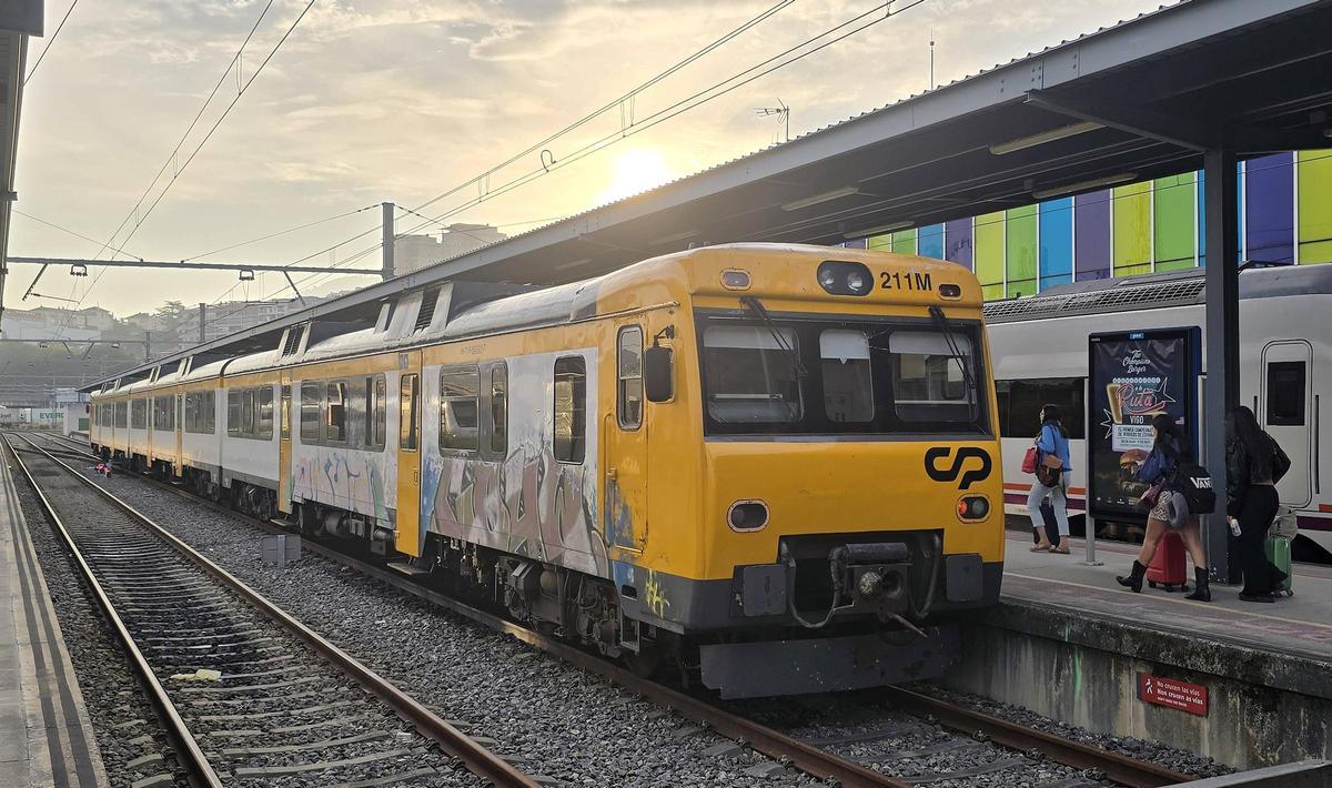El Tren Celta entre Vigo y Oporto en la estación de Guixar el pasado verano