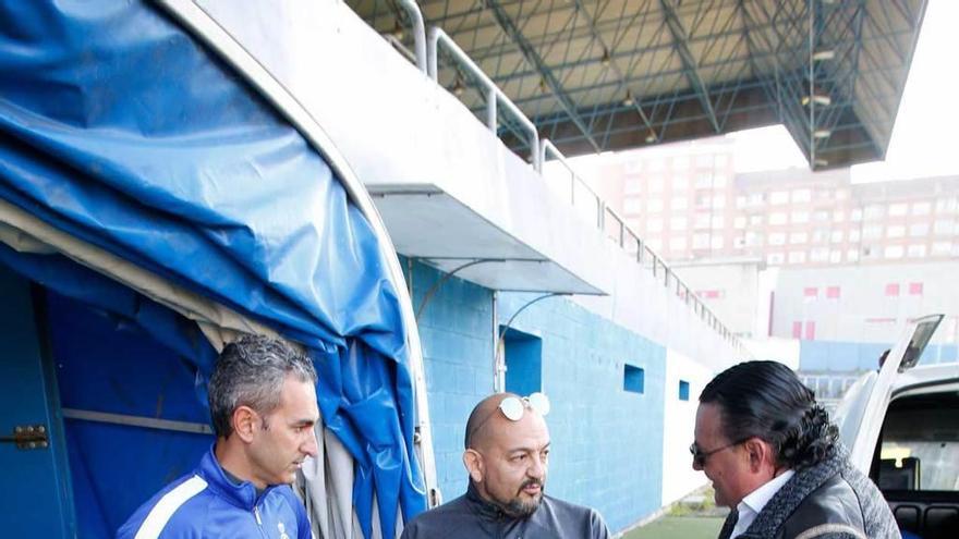 Por la izquierda, el técnico del Avilés, Pablo Lago; el gestor, Álvaro López, y el director deportivo, José Luis Tamargo, ayer, en el Suárez Puerta.