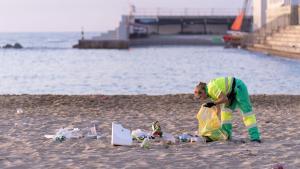 Dispositivo de limpieza en las playas el día después de la verbena de Sant Joan