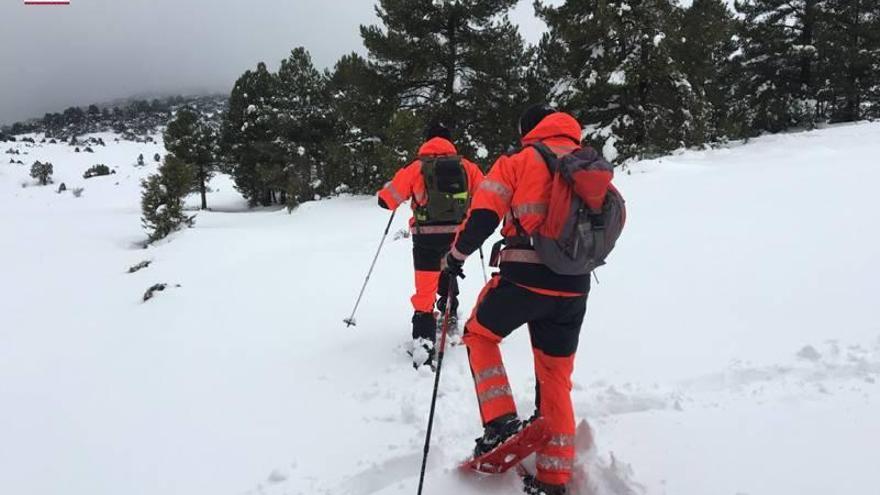 Los bomberos rescatan los cuerpos de dos de los tres senderistas perdidos en la Tinença