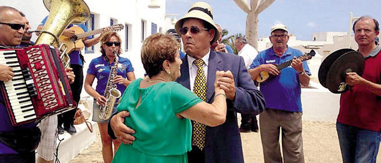 Luis Toledo y Consuelo González, el pasado sábado, durante el baile en Caleta de Sebo.