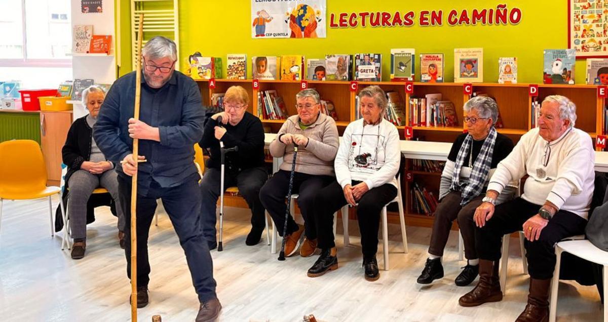 Los mayores con el mestre gaiteiro Xavier Blanco. |  FdV
