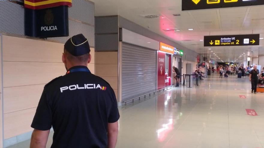 Policía Nacional en el aeropuerto de Ibiza.