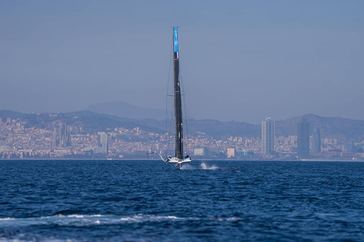 El AC40 del equipo francés de la Copa América de vela, Orient Express Racing Team,  entrena frente al litoral de Barcelona en febrero de 2024.