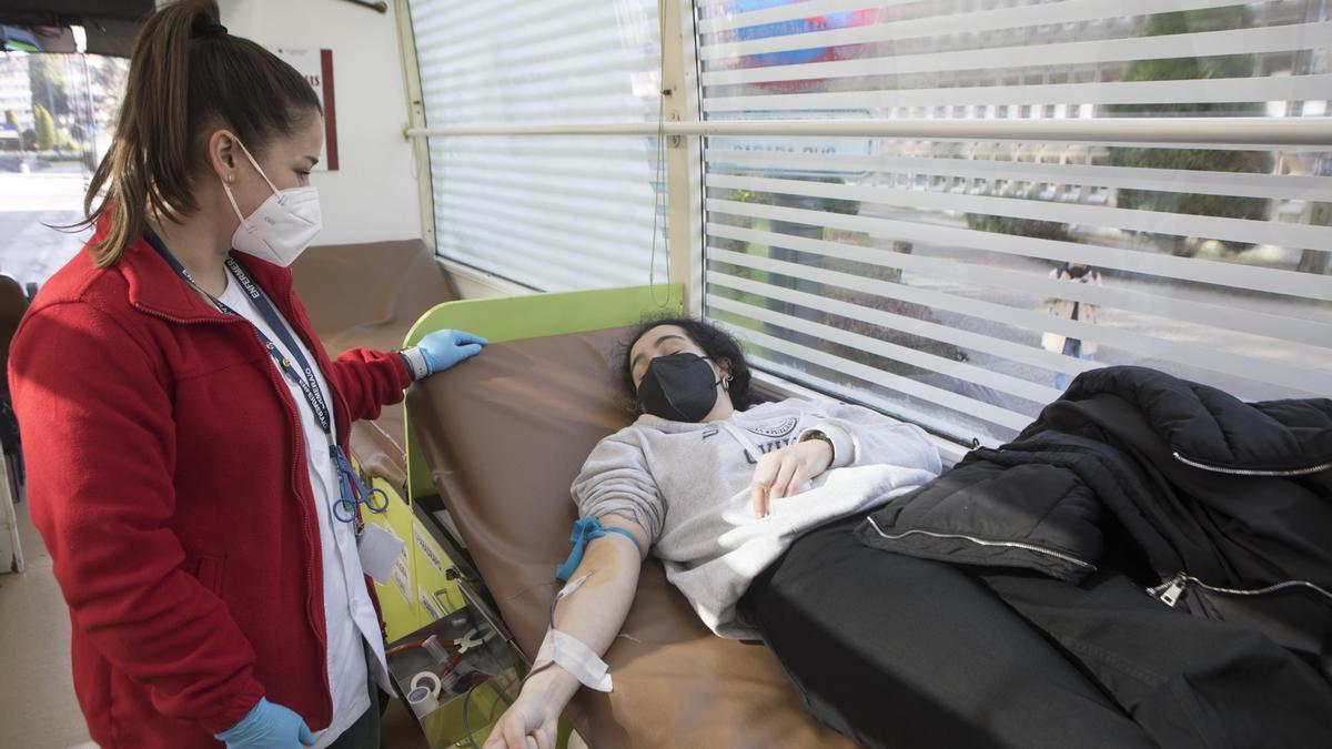 La enfermera Rocío Suárez extrae sangre a una donante.