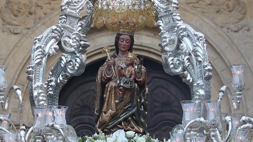 La Virgen de la Victoria, en su trono procesional.