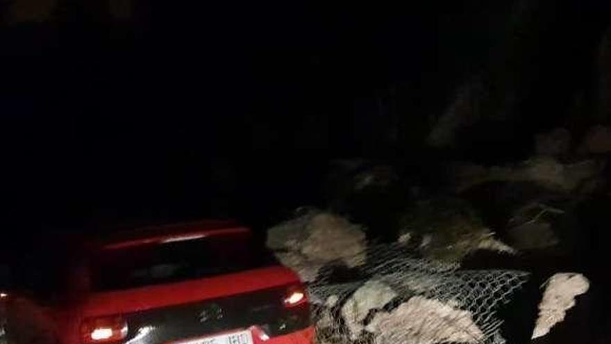 El coche, atrapado en el derrumbe de piedras del corredor. // FdV