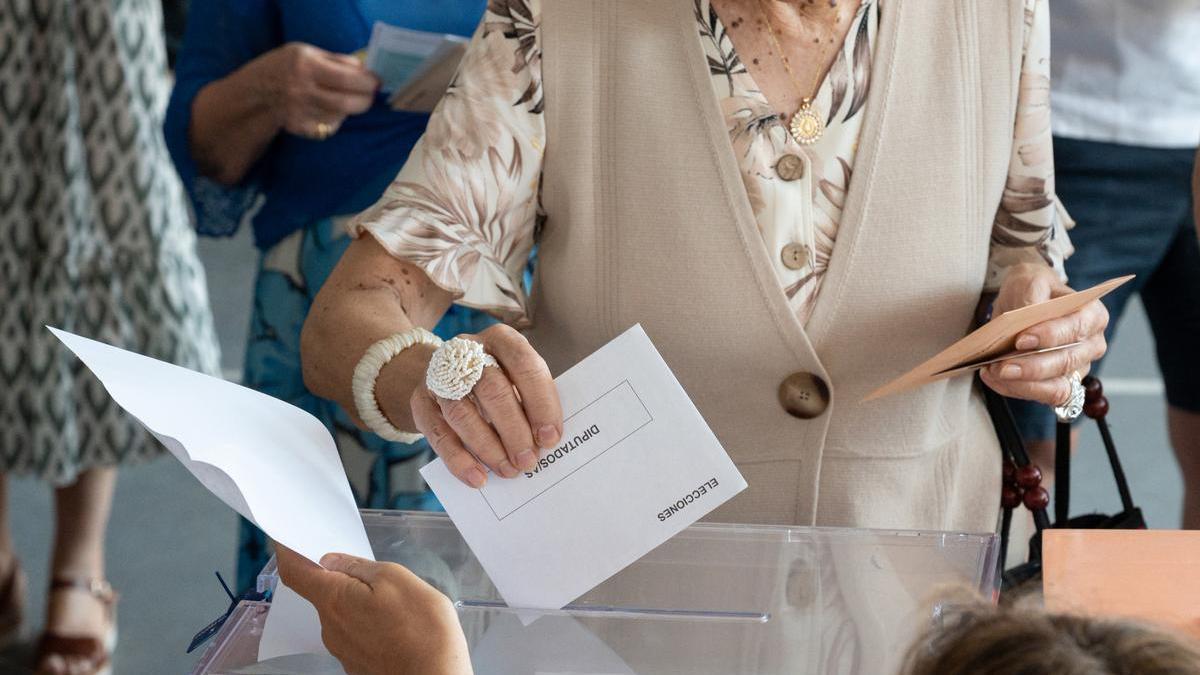 Una persona ejerce su derecho a voto durante las elecciones generales, en el Colegio Ramiro de Maeztu, a 23 de julio de 2023, en Madrid (España).