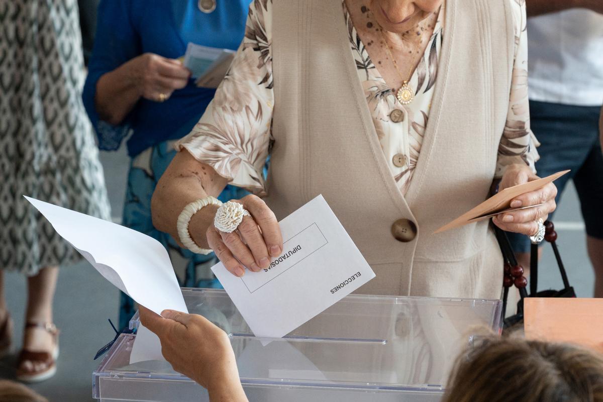 Una persona ejerce su derecho a voto durante las elecciones generales, en el Colegio Ramiro de Maeztu, a 23 de julio de 2023, en Madrid (España). Una persona ejerce su derecho a voto durante las elecciones generales, en el Colegio Ramiro de Maeztu, a 23 de julio de 2023, en Madrid (España).