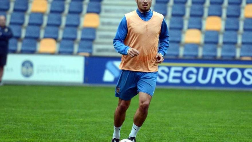 Kevin Presa, durante un entrenamiento de esta temporada en Pasarón.  //Rafa Vázquez.