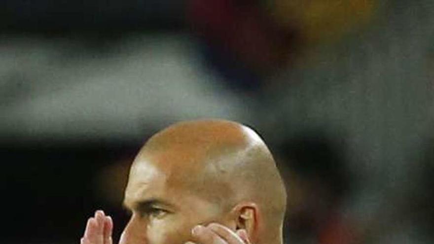 Zidane aplaude a sus jugadores.