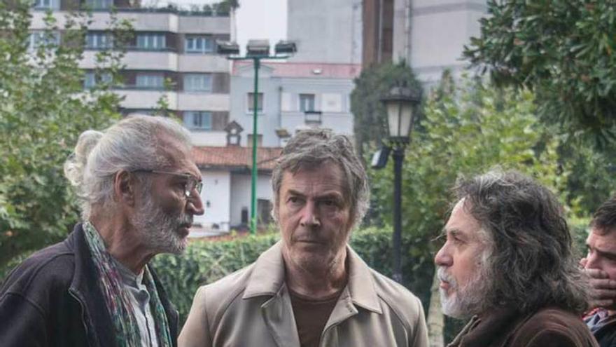 Por la izquierda, Fernando Alba, Adolfo Manzano y Ánxel Nava, ayer, en los jardines de &quot;Villa Magdalena&quot;.