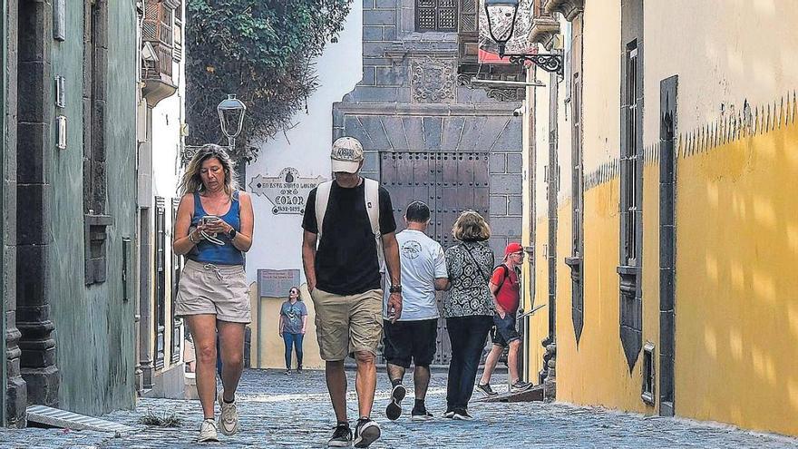 Una pareja de turistas pasea por el barrio de Vegueta, en Las Palmas de Gran Canaria.