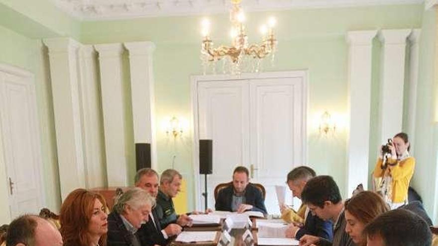Un momento de la reunión de la comisión. // Iñaki Osorio