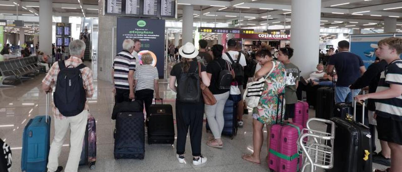 Pasajeros en el área de Salidas en el aeropuerto de Palma.  | MANU MIELNIEZUK