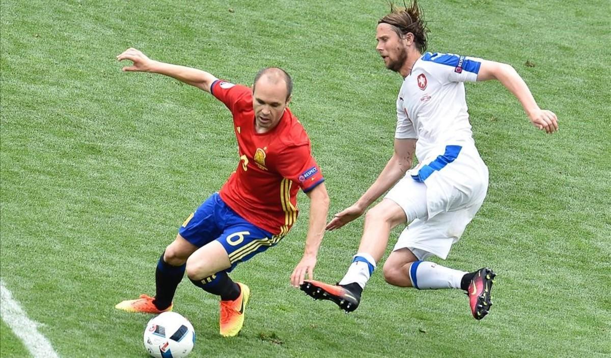 rpaniagua34268546 spain s midfielder andres iniesta  l  dribbles pas160614130032
