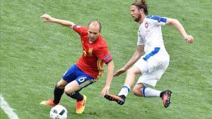 rpaniagua34268546 spain s midfielder andres iniesta  l  dribbles pas160614130032