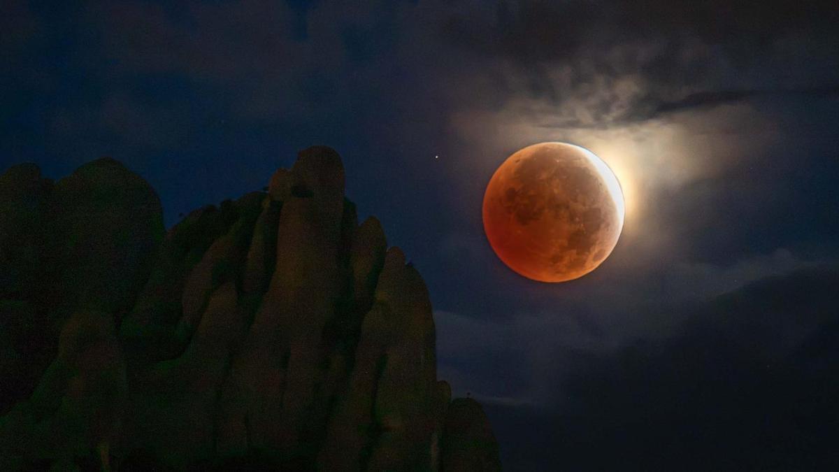 Les millors imatges de l’espectacular eclipsi lunar vist des del Bages