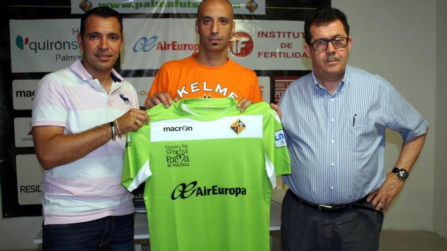 José Tirado, Antonio Vadillo y Miquel Jaume posan tras la presentación del acuerdo.