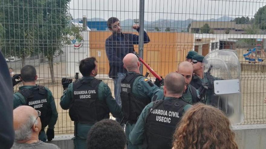 Agents de la Guàrdia Civil a Castellgalí, intentant treure la tanca metàl·lica per entrar al recinte.