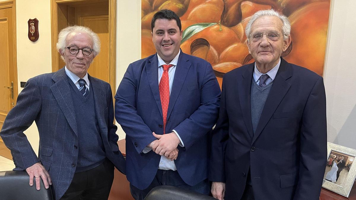 Fernando Castedo (i) y Rafael Arias Salgado (d), junto al alcalde, David García.