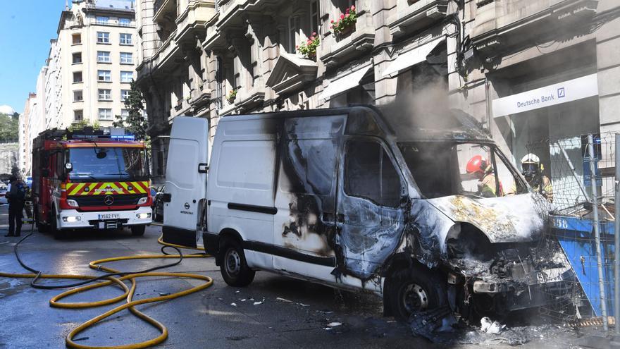 Los bomberos sofocan un incendio en una furgoneta en la calle Marcial del Adalid